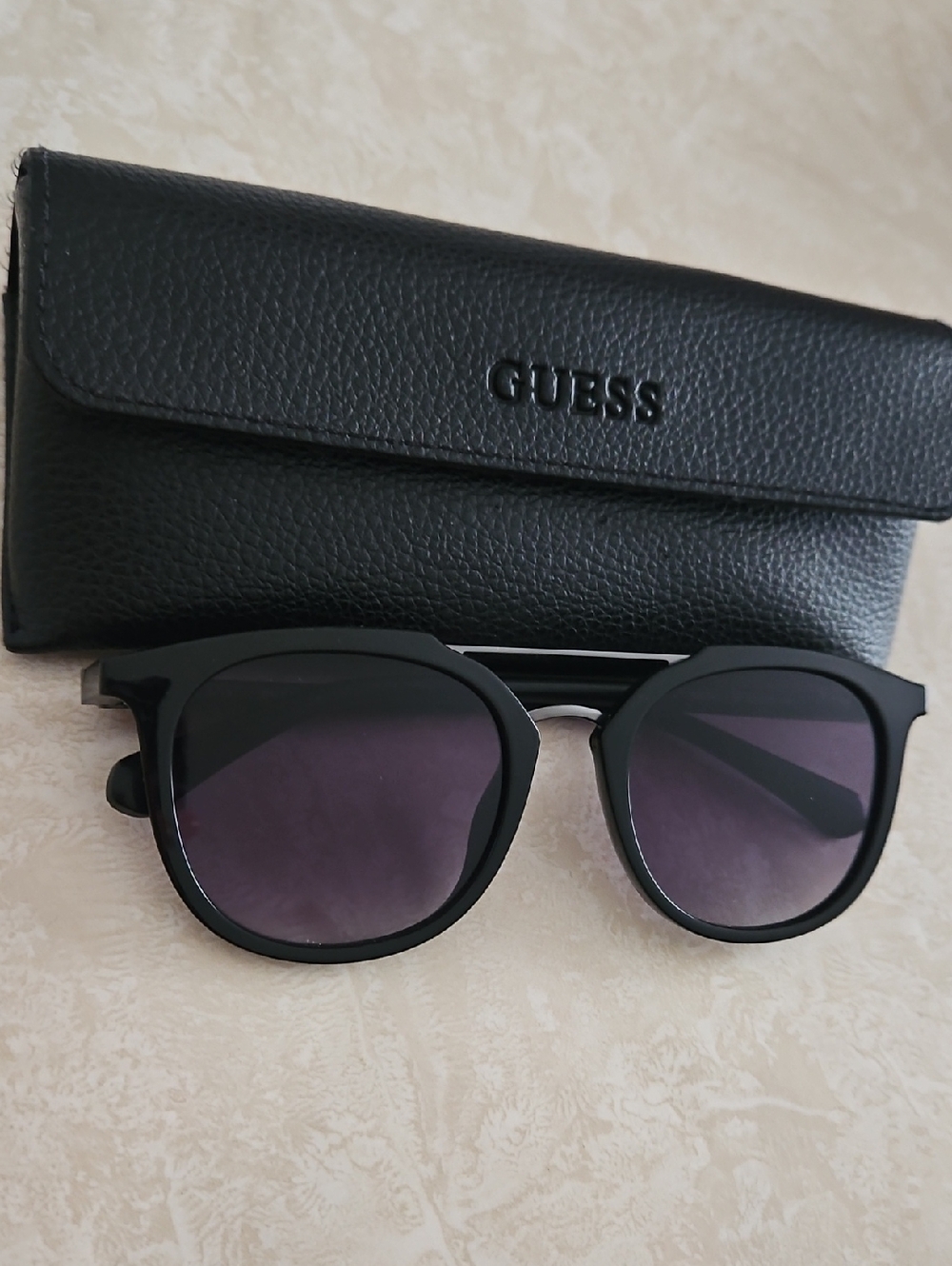 Guess Sunglasses With Case. - Picture 8 of 15